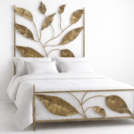 Cama de forja dorada con diseño de hojas en cabecero y pie de cama