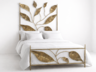 Cama de forja dorada con diseño de hojas en cabecero y pie de cama