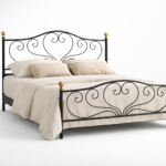 Cama Sandra de forja negra con diseño de corazones y detalles dorados para dormitorio de matrimonio