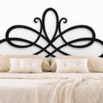 Cabecero de forja Petra negro con diseño ornamental de curvas entrelazadas en dormitorio elegante