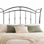 Cabecero de forja Amparo negro con diseño curvo y detalles ornamentales en dormitorio elegante