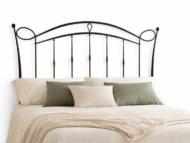 Cabecero de forja Amparo negro con diseño curvo y detalles ornamentales en dormitorio elegante