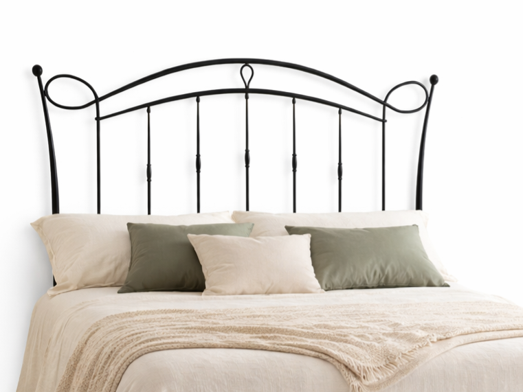 Cabecero de forja Amparo negro con diseño curvo y detalles ornamentales en dormitorio elegante