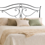 Cabecero de forja Viena negro con diseño ornamental y líneas curvas en dormitorio elegante