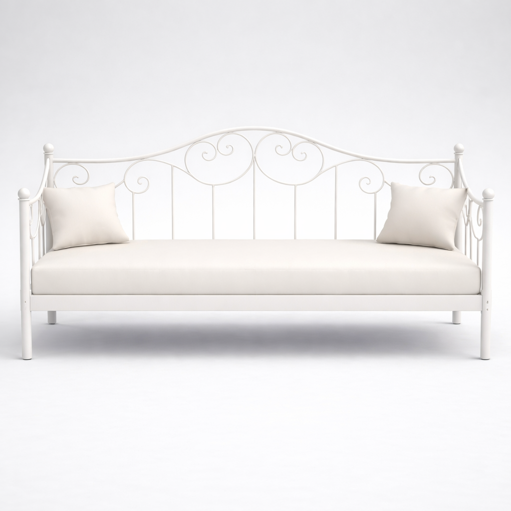 Sofá cama de forja blanca con cojines beige estilo vintage romántico