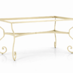 Estructura de mesa rectangular de hierro color crema modelo Damasco con patas curvas y detalles decorativos de forja.