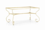 Estructura de mesa rectangular de hierro color crema modelo Damasco con patas curvas y detalles decorativos de forja.