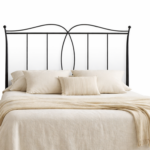 Cabecero de forja Alba negro con diseño curvo y barrotes verticales en dormitorio elegante