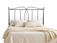 Cabecero de forja Alba negro con diseño curvo y barrotes verticales en dormitorio elegante