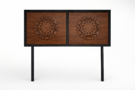 abecero de cama combinado en forja negra y madera con decoración tallada estilo arabesco.