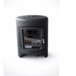 Detalle de estufa de leña Hergóm negra con puerta de cristal y diseño moderno.