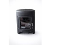 Detalle de estufa de leña Hergóm negra con puerta de cristal y diseño moderno.