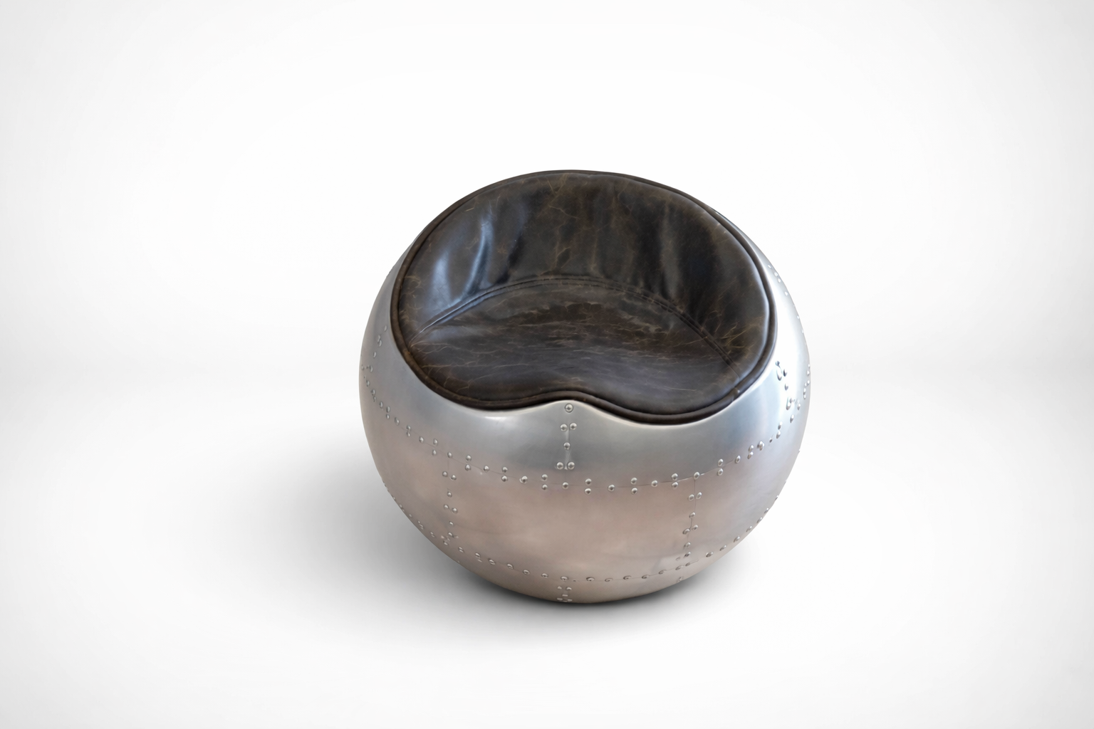 Sillón aviador de aluminio con asiento de cuero estilo industrial