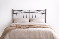 Cabecero de forja Cristina negro para cama matrimonial con diseño clásico de barras verticales y detalles curvos