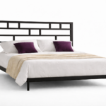 Cabecero de forja Roma negro para cama matrimonial con diseño geométrico moderno y ropa de cama blanca