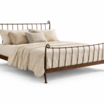 Cama de forja matrimonial de estilo clásico con estructura metálica y ropa de cama en tonos beige