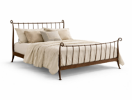 Cama de forja matrimonial de estilo clásico con estructura metálica y ropa de cama en tonos beige